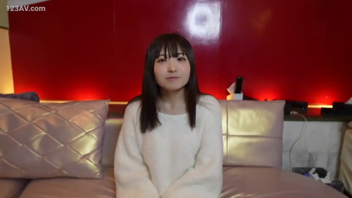 坐姿 · 微笑 · 面对镜头 · 上半身 · 室内沙发 · 白色毛衣 · 靠枕