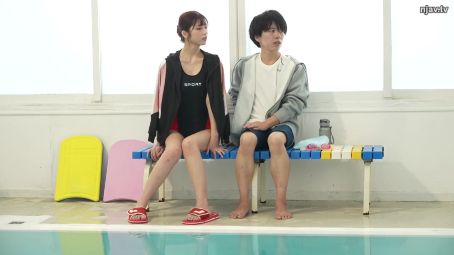 交谈 · 全景 · 自然 · 浮板 · 连体泳衣 · 室内游泳池 · 日本 · 并肩而坐