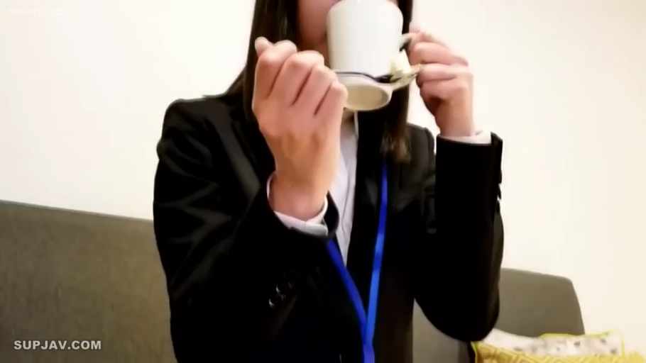 办公室 · 黑色西装外套 · 上半身特写 · 工作证挂绳 · 面无表情