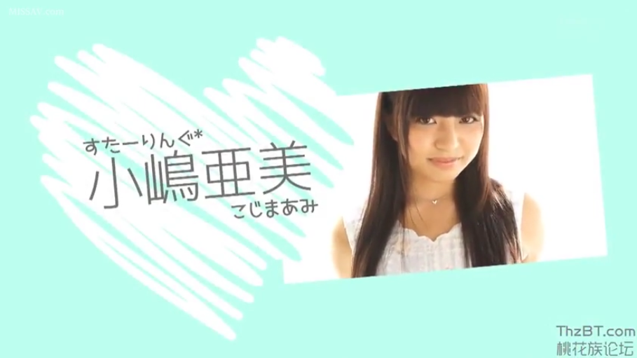 甜美微笑 · 浅色无袖上衣 · 女性面部特写 · 演播室背景