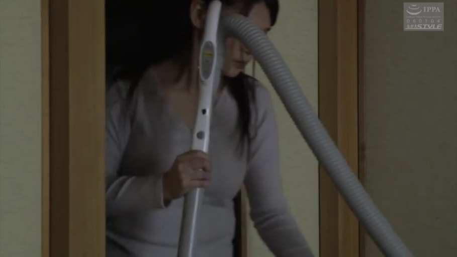 部屋 · 面无表情 · 上半身特写 · 吸尘器 · 浅色长袖针织衫