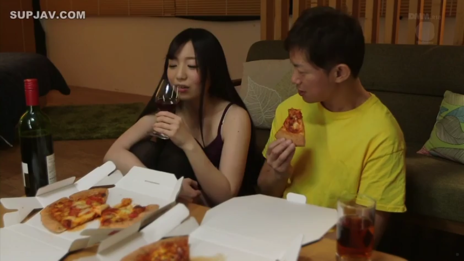 中景 · 客厅 · 居家 · 吊带衫 · 披萨 · 轻松 · 地坐 · 饮食