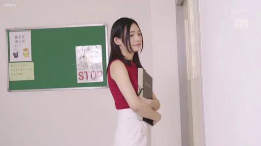 文静 · 面部特写 · 文件夹 · 学校走廊 · 无袖红色上衣 · 背景有STOP标志的宣传画