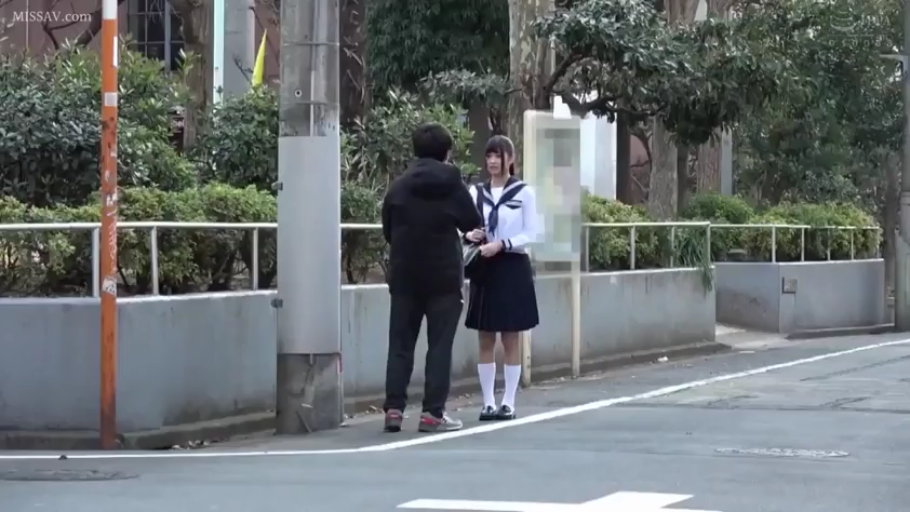 平静 · 深色连帽外套 · 书包 · 户外街道 · 白昼 · 远景全貌