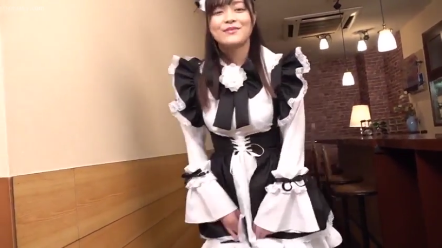 走廊 · 温柔 · 白色头饰 · 头部及上半身特写