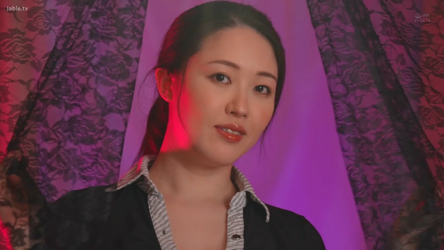 室内 · 微笑 · 头部特写 · 正面 · 亚洲女性 · 黑色衬衫 · 蕾丝窗帘 · 拨开帘子