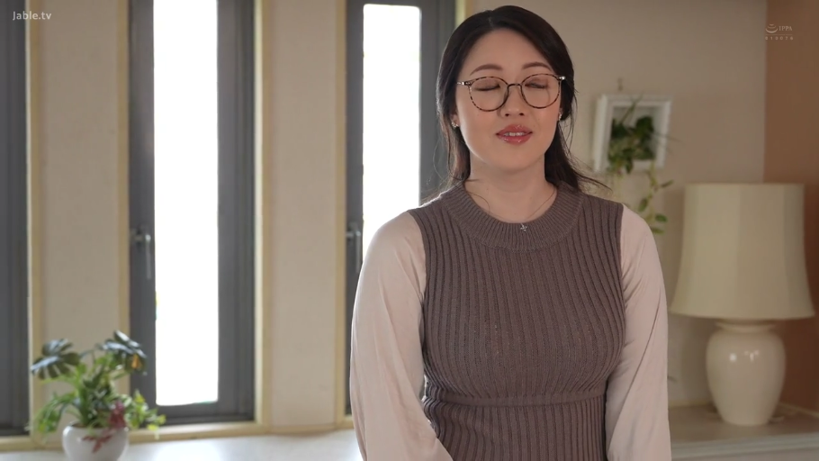 室内 · 站姿 · 半身 · 针织背心