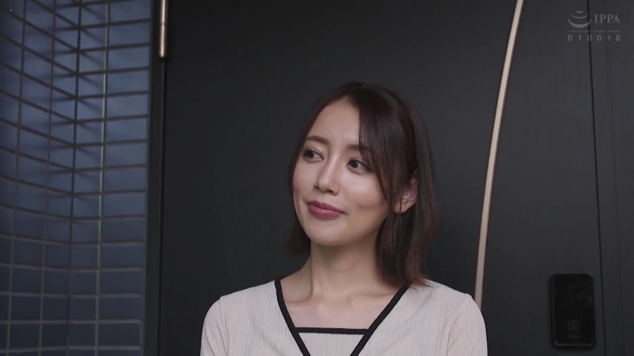 站立 · 微笑 · 休闲装 · 注视 · 门口 · 正面特写 · 气质熟女