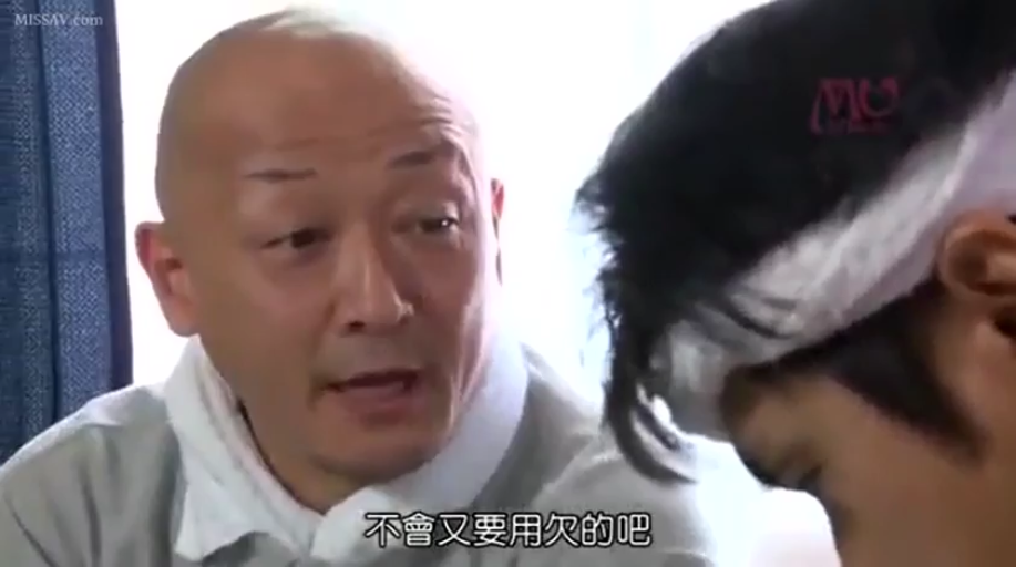 室内 · 质疑 · 中文字幕 · 颈部围布 · 中年男子面部特写
