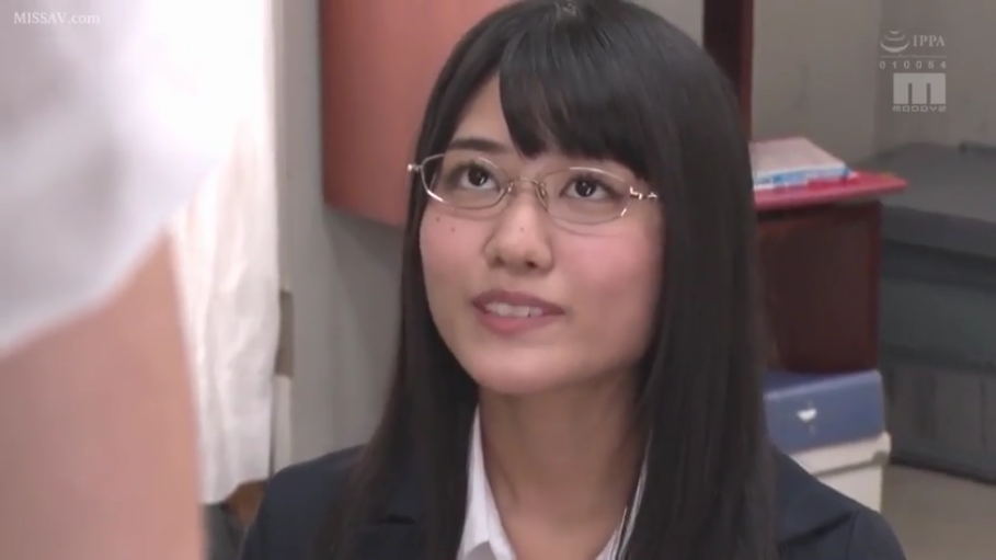 眼镜 · 办公室 · 微笑 · 面部特写 · 职业装 · 注视 · 仰视 · 黑直发