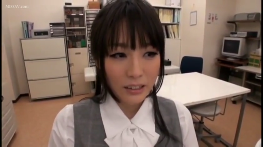 平静 · 办公室 · 灰色背心式制服 · 人物面部特写