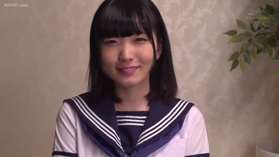 室内 · 脸部特写 · 盆栽 · 微笑 · 水手服 · 正面 · 看向镜头 · 黑发