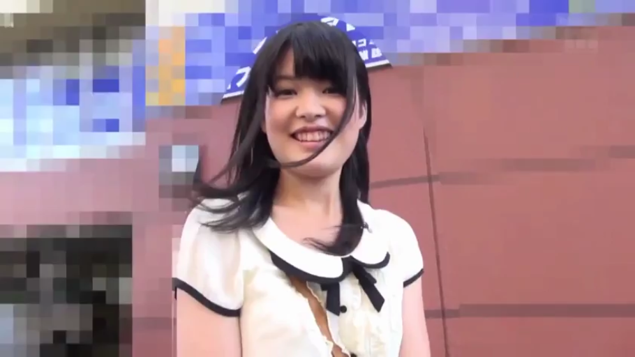 中景 · 站姿 · 户外 · 白色短袖上衣