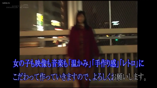 红色外套 · 带有日文字幕 · 模糊不清 · 街头