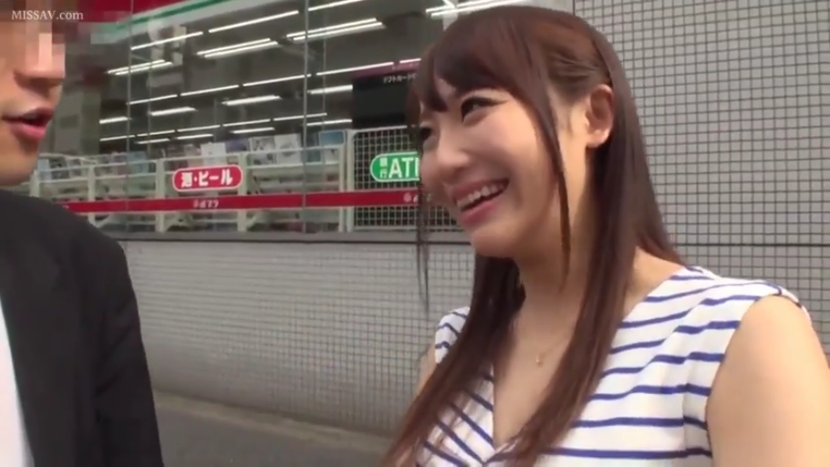 便利店门口 · 交谈 · 条纹无袖上衣 · 女子脸部特写