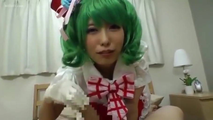 手部动作特写 · 床边 · 眼神直视镜头 · 带格子蝴蝶结 · 绿色假发 · 撸管 · 画面有马赛克