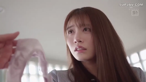 室内 · 面部特写 · 注视 · 仰视 · 惊讶 · 条纹西装