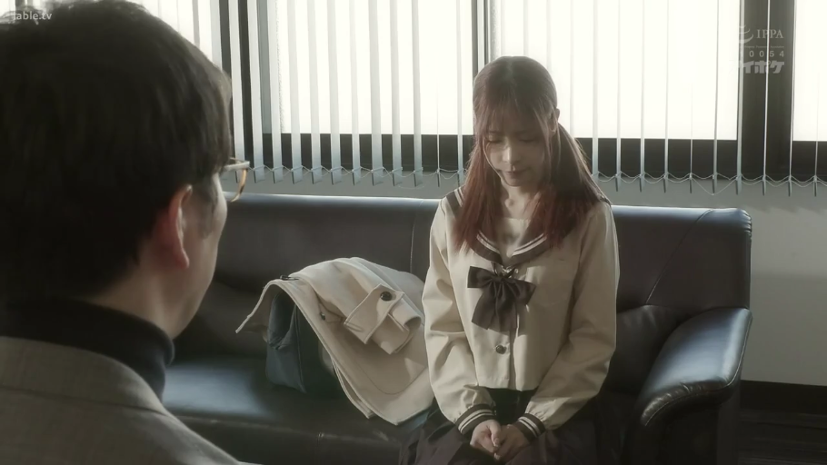 メガネ · 会客室 · 俯首沈黙 · 光线明亮 · 长袖水手服制服 · 女生上半身特写