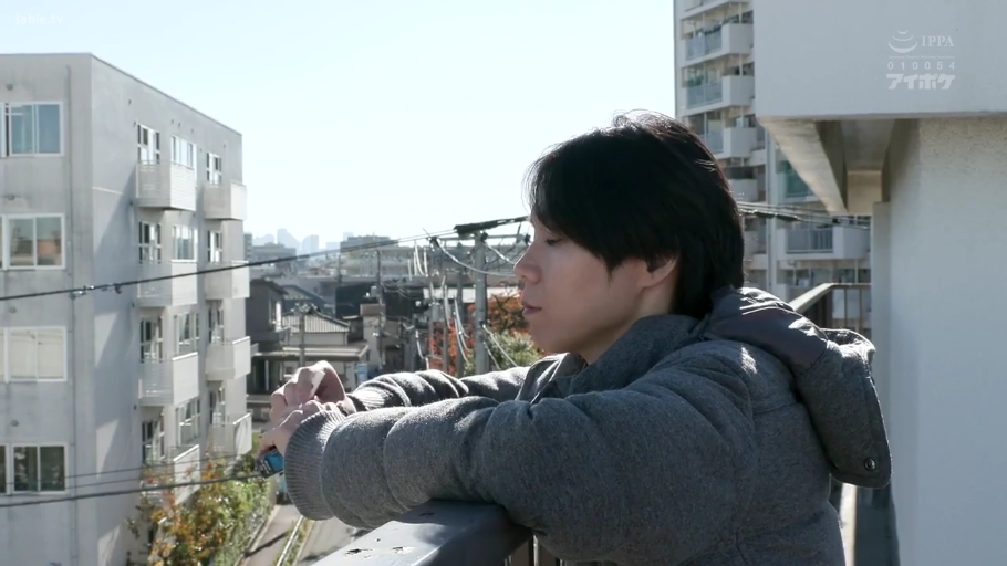 严肃 · 侧脸 · 白天 · 倚靠 · 远眺 · 灰色羽绒服 · 户外阳台