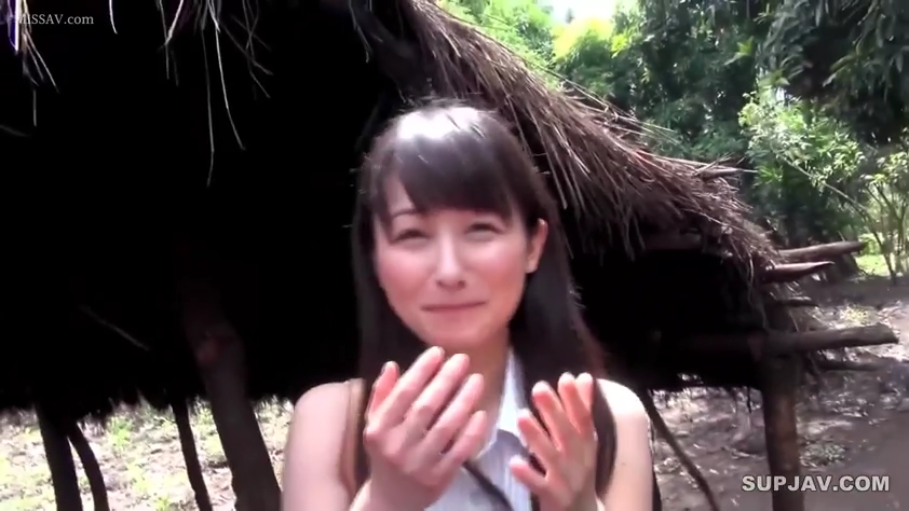 中景特写 · 正面站立 · 黑长直 · 白色无袖衬衫 · 腼腆微笑 · 手势动作 · 户外茅草屋