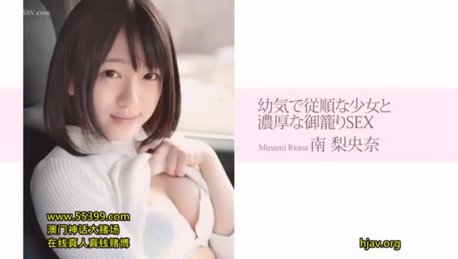 坐姿 · 胸部特写 · 微笑 · 车内 · 掀起上衣 · 白色针织衫 · 亚裔女优