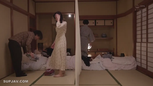 站立 · 和室 · 全景 · 自然 · 多人 · 连衣裙 · 被褥 · 整理床铺