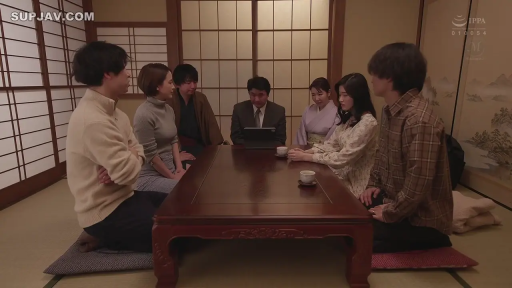 交谈 · 严肃 · 跪坐 · 和室 · 全景 · 和服 · 多人 · 矮桌