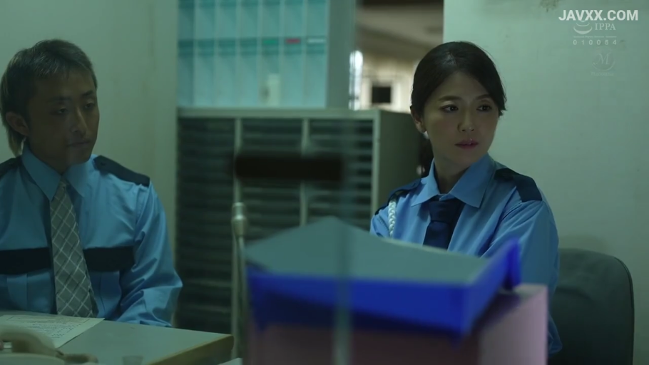 平静 · 保安室 · 蓝色制服衬衫 · 室内灯光偏暗 · 保安制服 · 女性正面近景