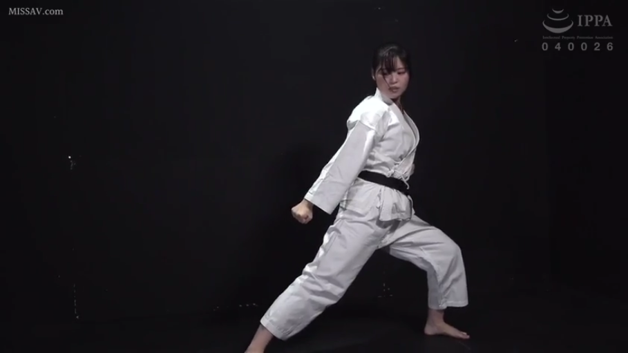 专注 · 上半身特写 · 摄影棚 · 白色空手道服
