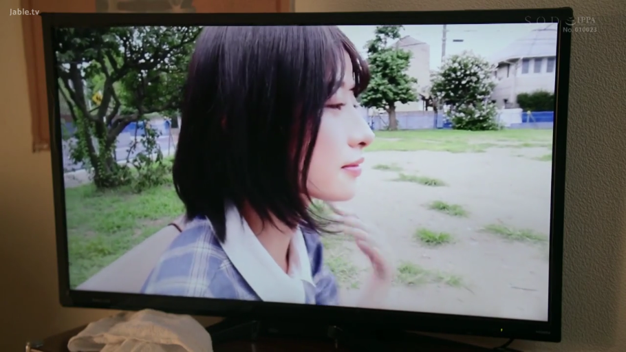 格子衬衫 · 平静 · 短发 · 侧坐 · 侧脸特写 · 撩发 · 户外公园