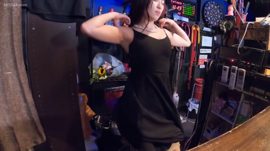从容 · 酒吧 · 锁骨特写 · 珍珠项链 · 黑色细吊带连身裙
