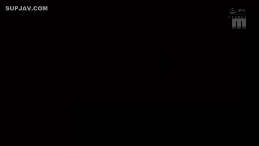 专注 · 站姿 · 否 · 进食 · 化妆间 · 紫色开衫 · 染发 · 食物包装