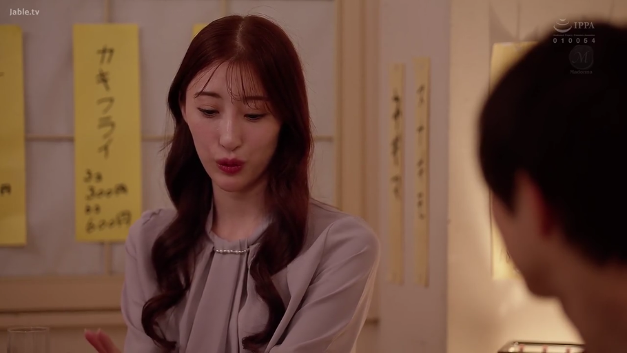 坐姿 · 交谈 · 自然 · 头部特写 · 紫色雪纺衫 · 居酒屋 · 墙面菜单 · 侧影