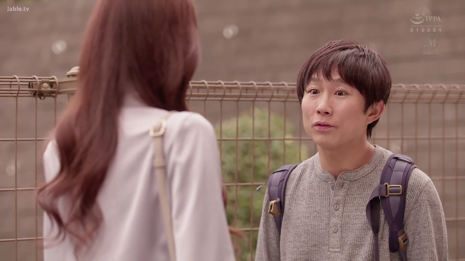 交谈 · 侧颜 · 站立 · 中景 · 微笑 · 户外 · 单肩包 · 浅灰色蝴蝶结衬衫