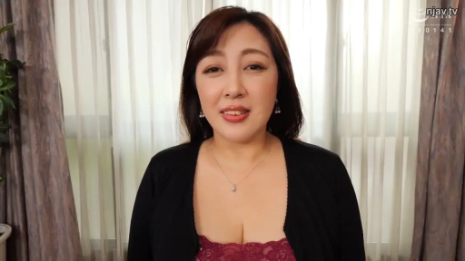 室内 · 微笑 · 面对镜头 · 上半身 · 黑色外搭 · 正面