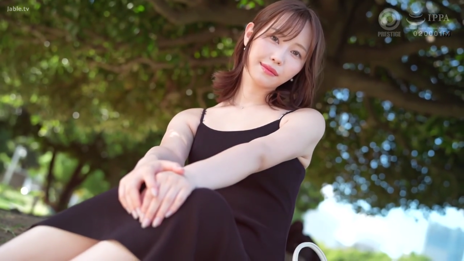 温柔 · 面部特写 · 公园 · 自然光 · 黑色细肩带连衣裙