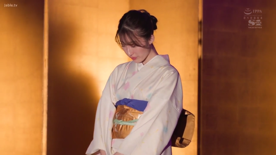 室内 · 面部特写 · 腰带 · 低垂眼帘 · 无 · 金屏风