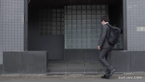 全身 · 西装 · 建筑入口