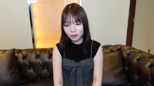 沙发 · 淡然 · 上半身特写 · 带蝴蝶结装饰