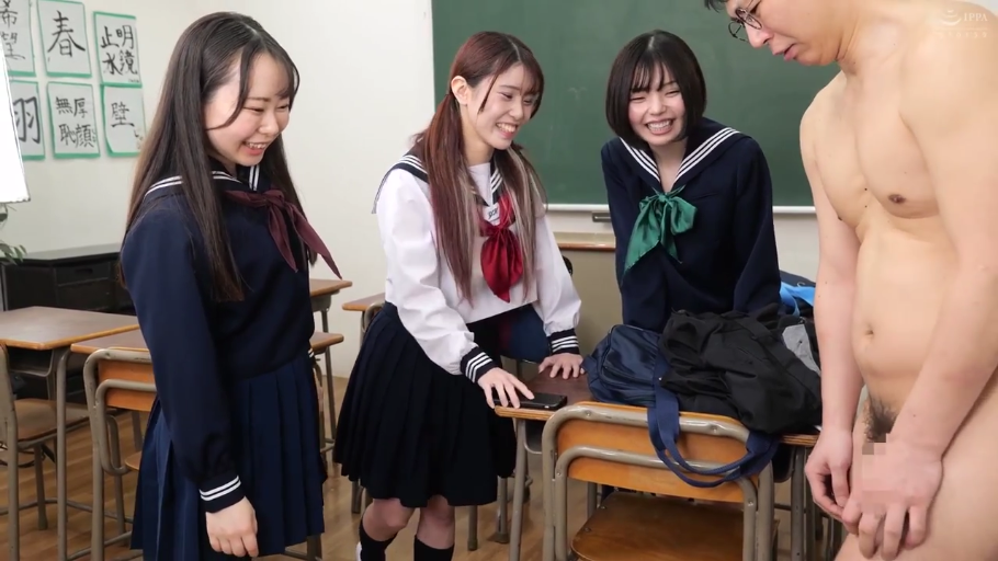 教室 · 马赛克 · 嬉笑 · 水手服 · 课桌椅 · 男子身体特写