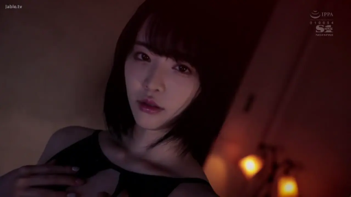 室内 · 脸部特写 · 迷离 · 凝视 · 灯具 · 侧头 · 黑色镂空内衣 · 成人影像