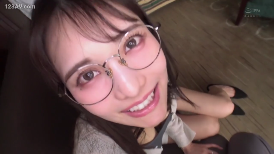 室内 · 眼镜 · 脸部特写 · 微笑 · 注视 · 针织衫 · 仰视坐姿