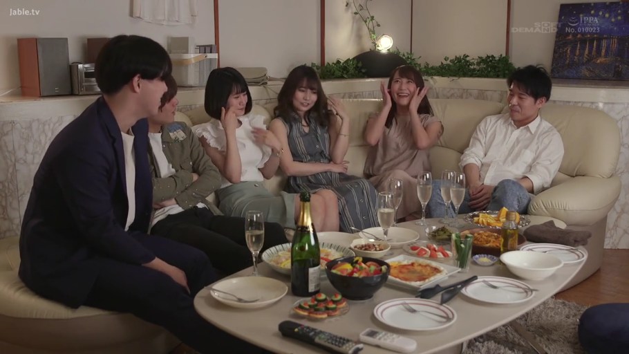 坐姿 · 全景 · 客厅 · 多人 · 常服 · 开心 · 酒水 · 聚会