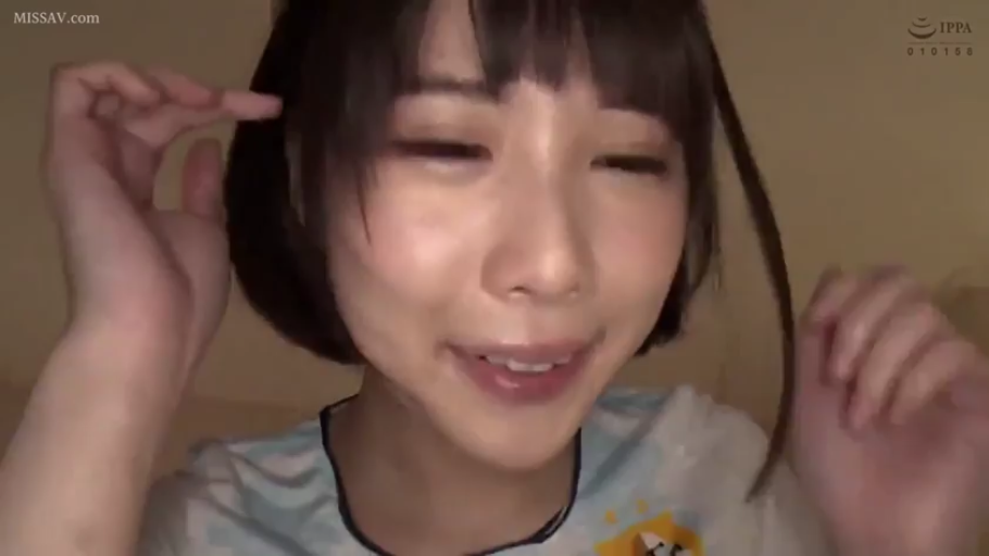 室内 · 双眼特写 · 诱惑 · 画质清晰 · 浅色休闲T恤