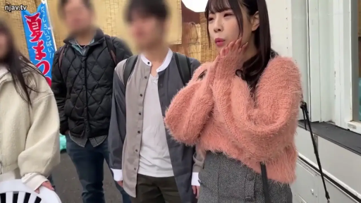 站立 · 半身 · 户外街头 · 粉色毛绒毛衣