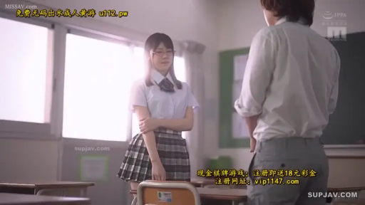 校服 · 教室 · 站立 · 中景