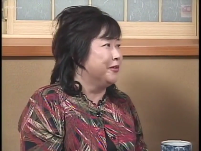 日式房间 · 微笑 · 肩部以上特写 · 深色内搭 · 日式茶杯