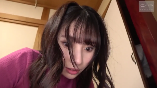 室内 · 俯身 · 脸部特写 · 注视 · 惊讶 · 紫色针织衫 · 长卷发