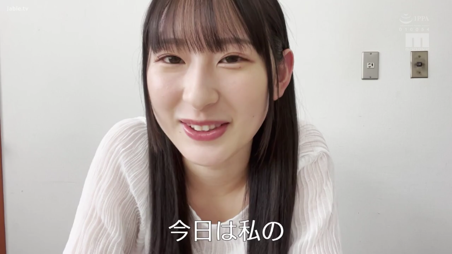 室内 · 坐姿 · 交谈 · 微笑 · 面部特写 · 日文字幕 · 白色褶皱上衣