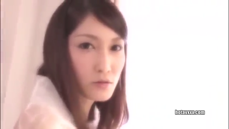 室内 · 脸部特写 · 自然 · 白色上衣 · 对视 · 长发 · 正面